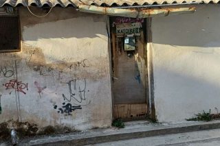 Και όμως «κατοικείται», όπως αναγράφεται στην πινακίδα